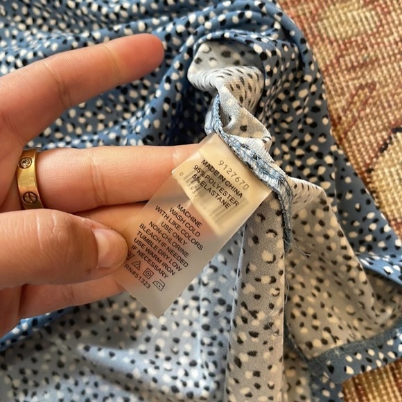 VINCE CAMUTO v neck sleeveless blouse small - Picture 4 of 5